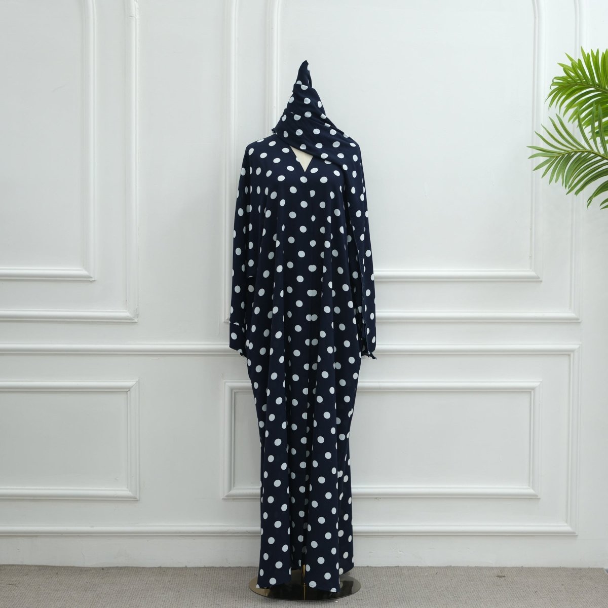 Relaxed holiday look in polka dot 2-piece modest abaya set