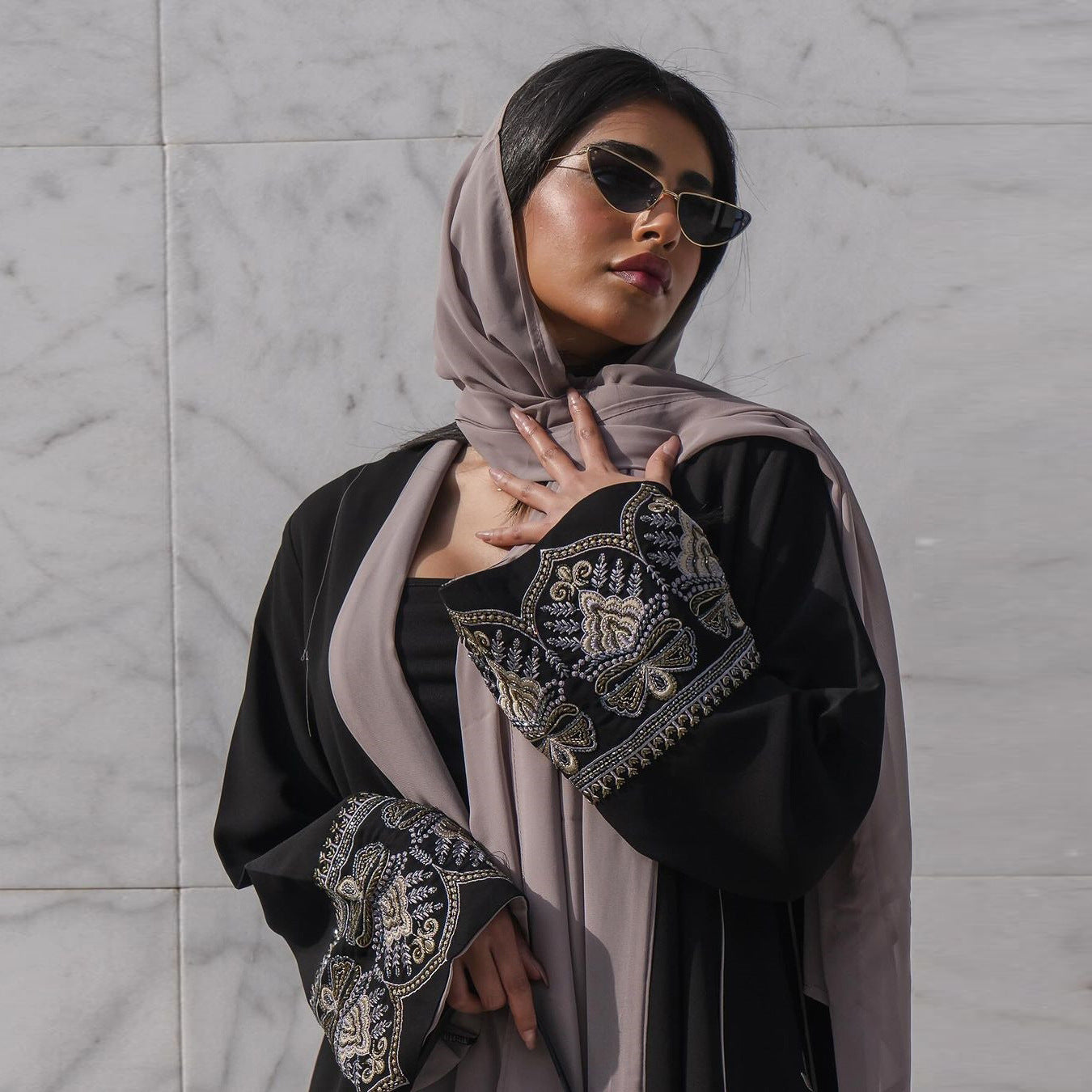 MOA062 Elegante, bestickte, temperamentvolle, offene Abaya