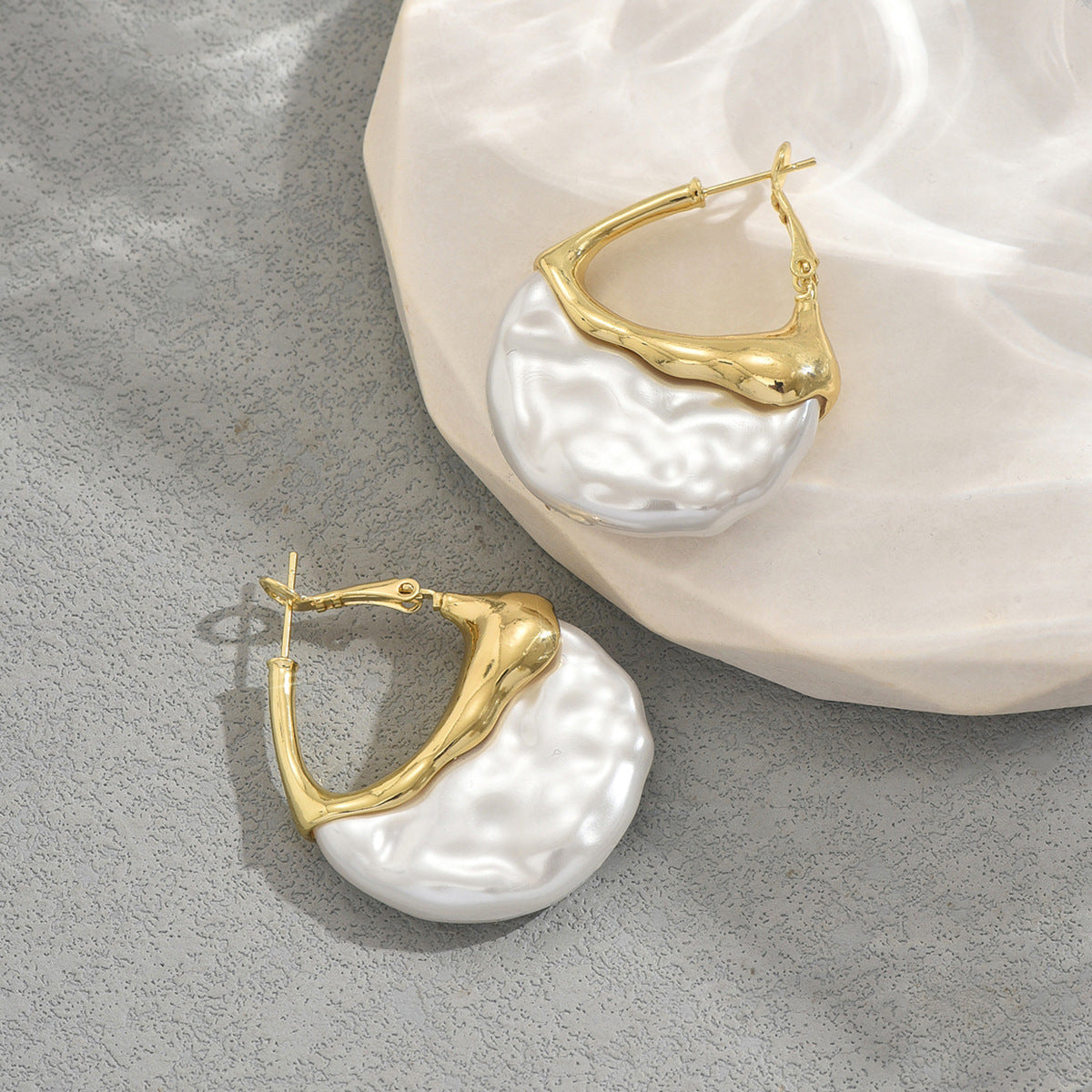 Sculpted Pearl Drop Hoop Earrings (MAC415)