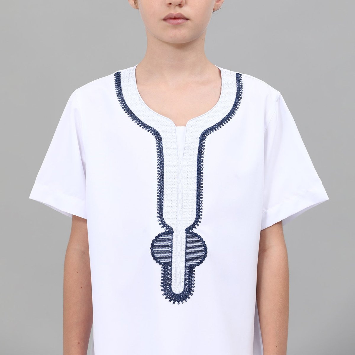Boys' thobe with short sleeves and side pockets in slate gray