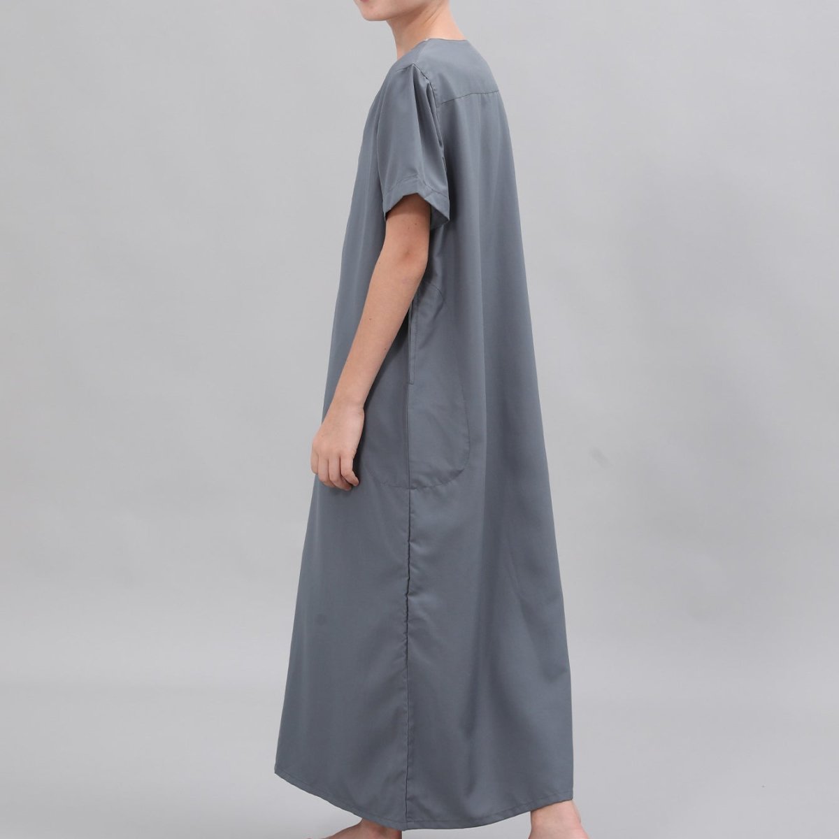 Boys' round-neck thobe with tonal gray embroidery, ankle-length