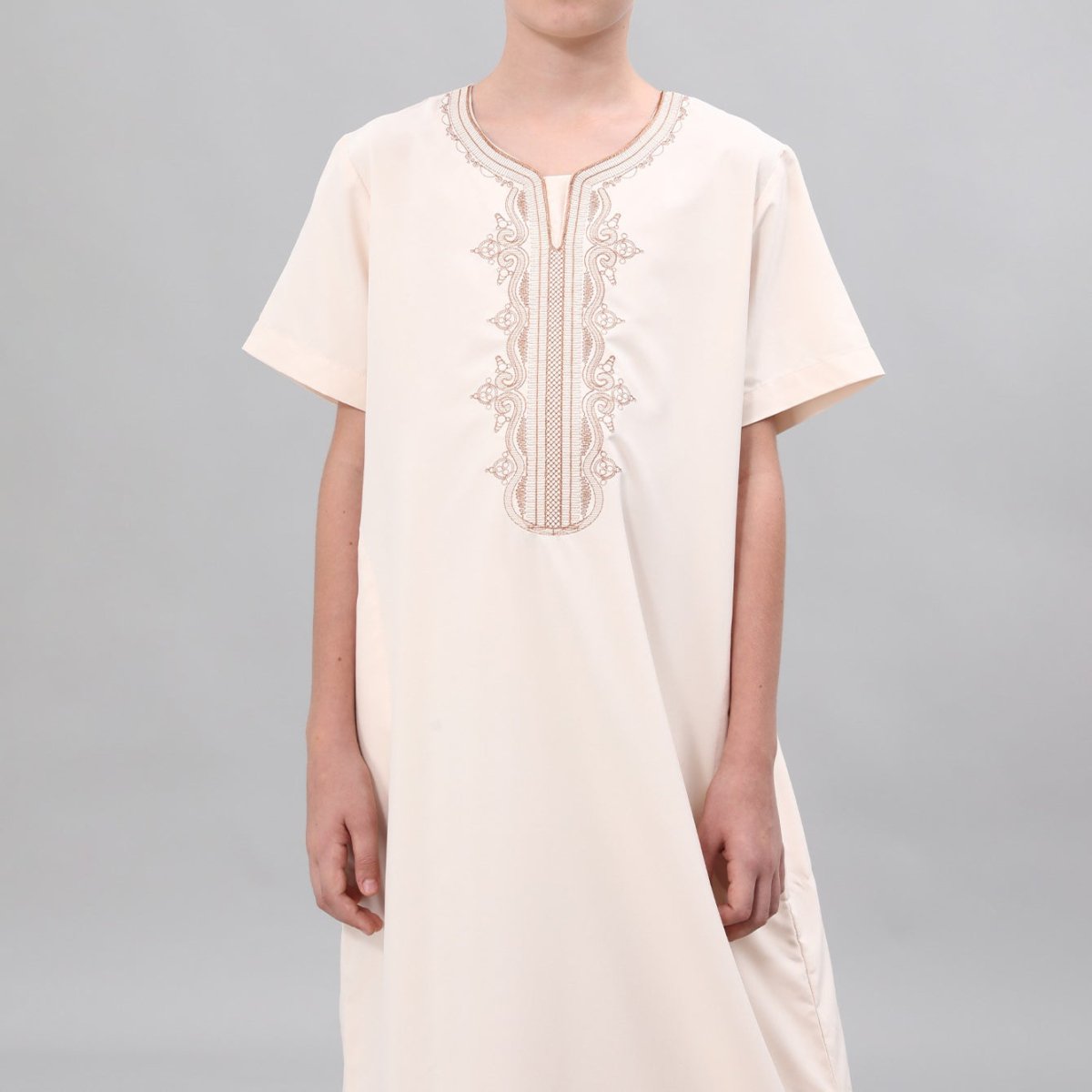 Boys' short-sleeve thobe with geometric embroidery in soft gray