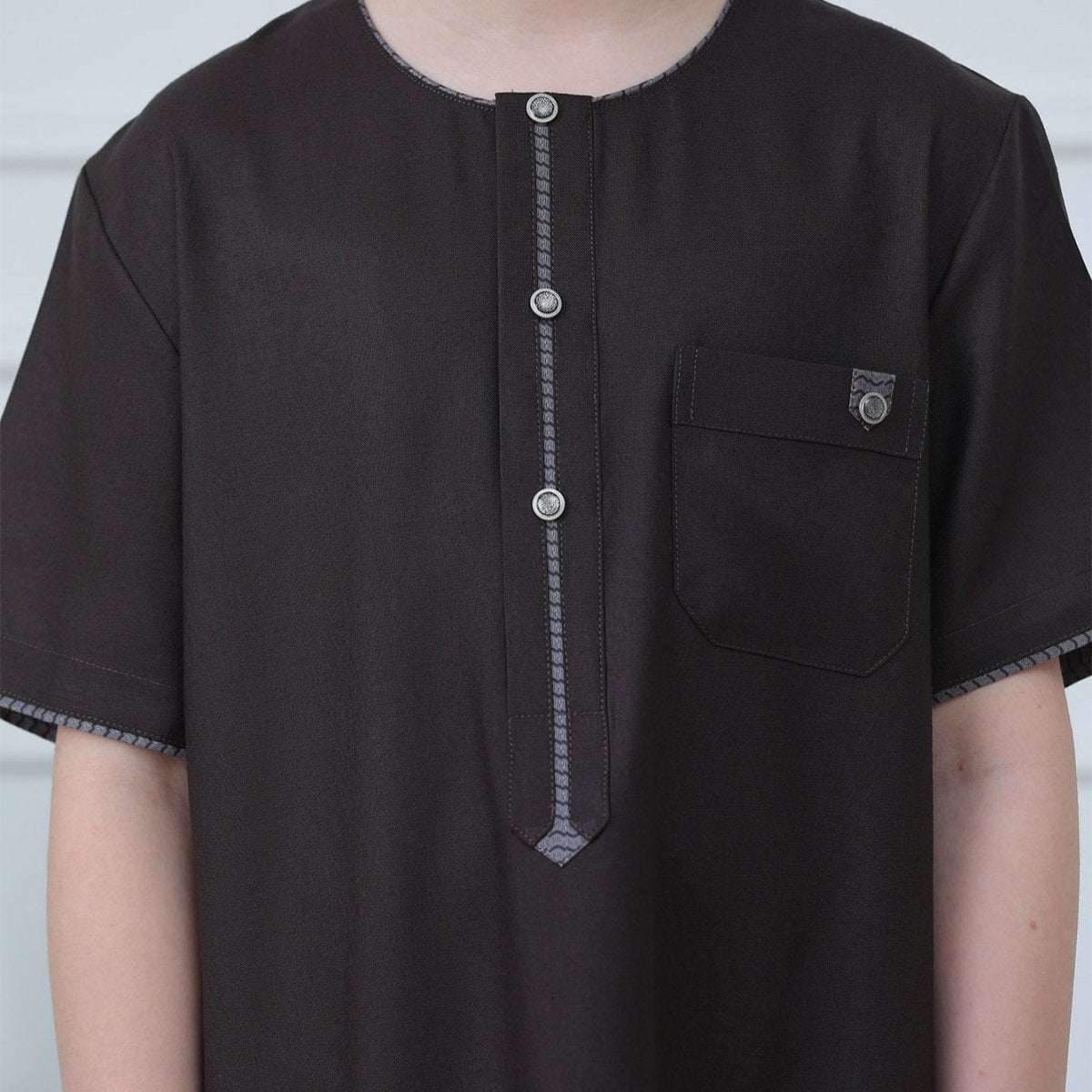 Side seam pocket detail on boys' poly-cotton thobe