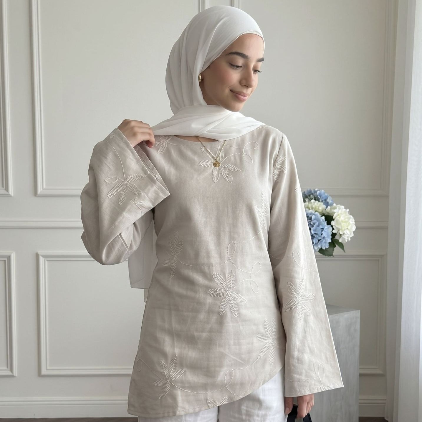Leaf & Floral Embroidered Flared-Sleeve Asymmetric Hem Top(MS485)