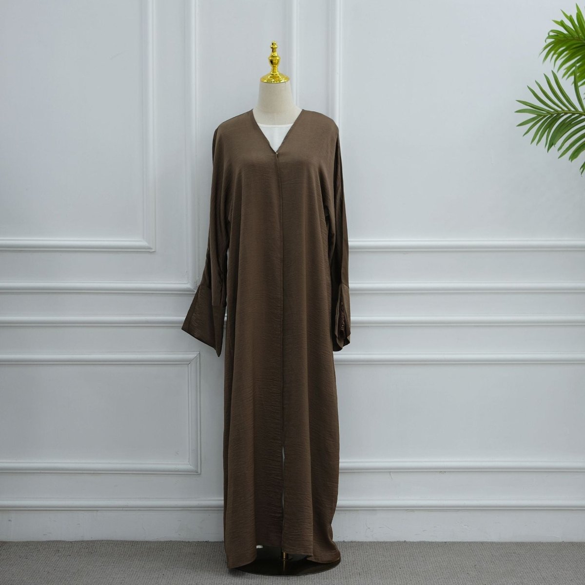 Back view of relaxed straight silhouette crinkle abaya
