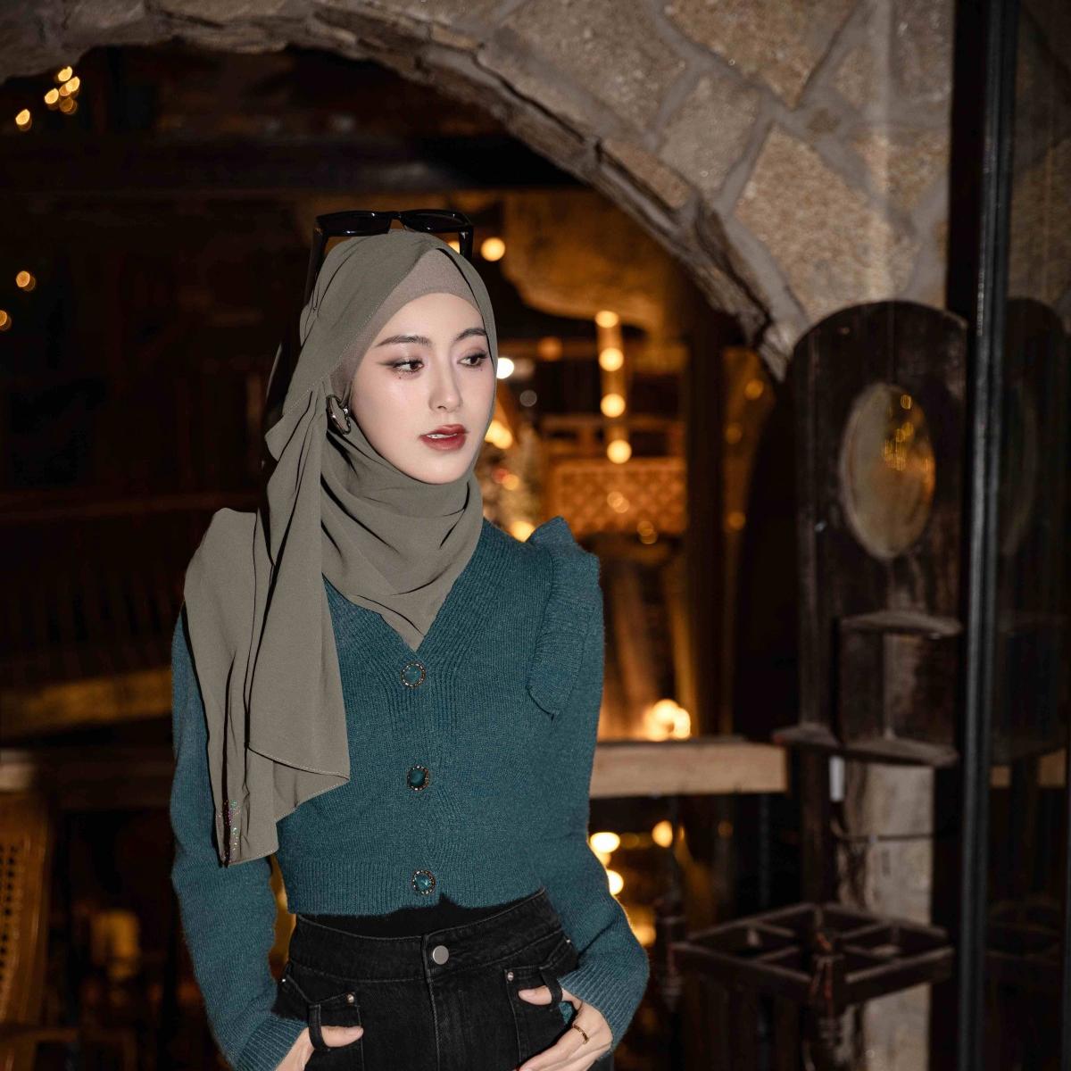 Muslim Elegant Chiffon Wrap Hijab Set with Matching Big Earrings & Pearl Earrings. (MH119) - Mariam's Collection