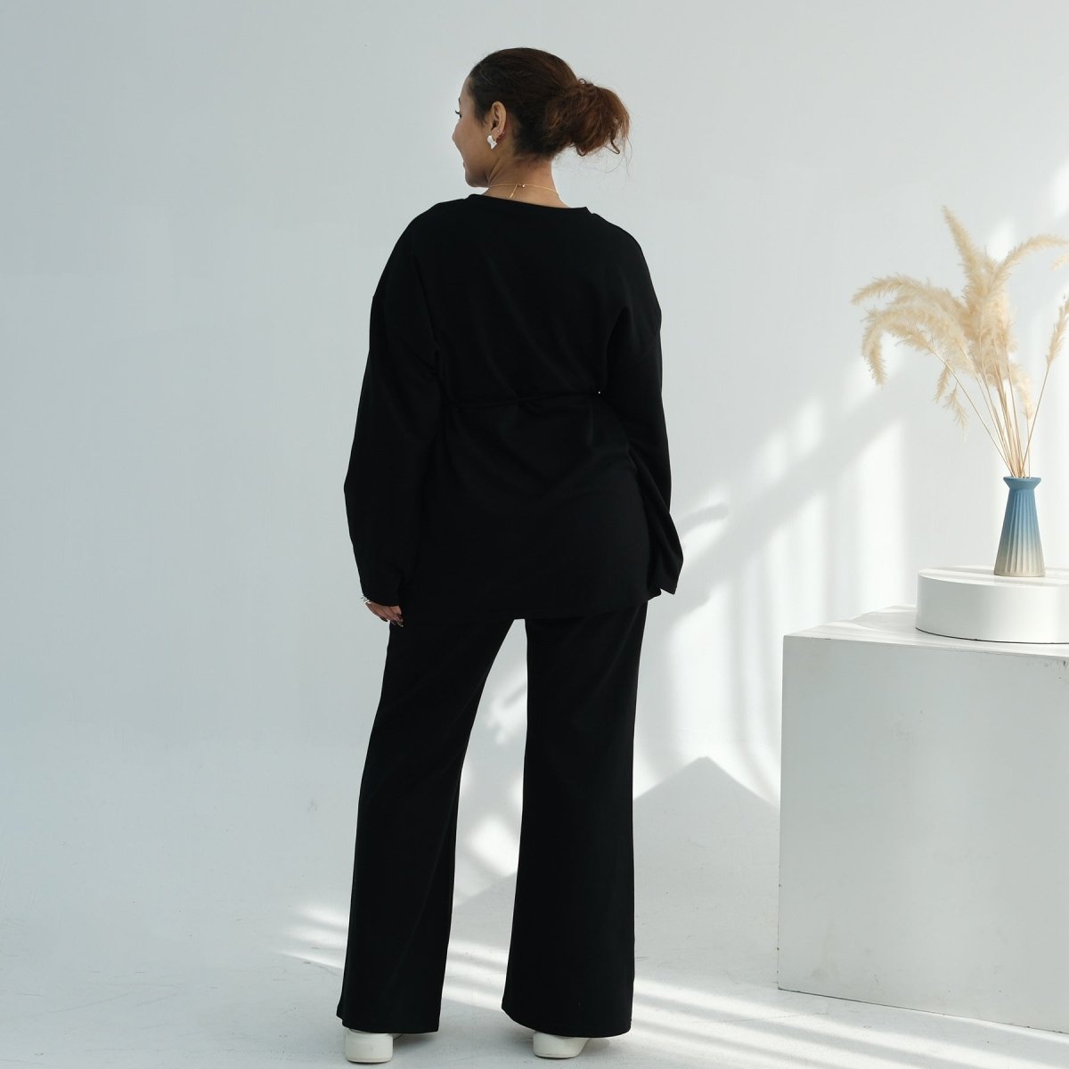 Curved hem front-to-back length difference on oversized cotton top