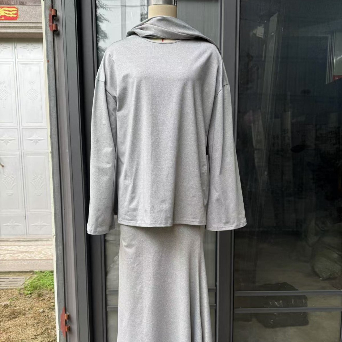 Modest set with integrated hijab attachment and comfortable fit