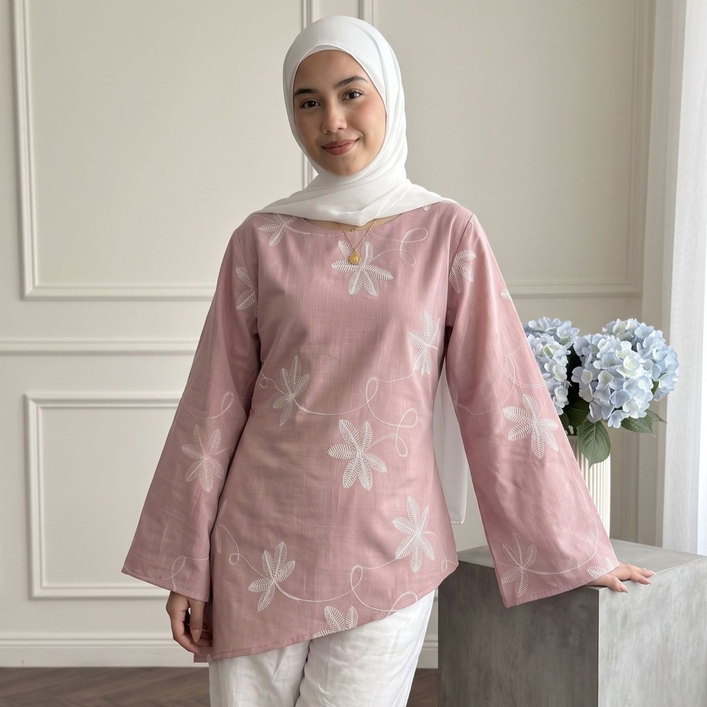 Leaf & Floral Embroidered Flared-Sleeve Asymmetric Hem Top(MS485)