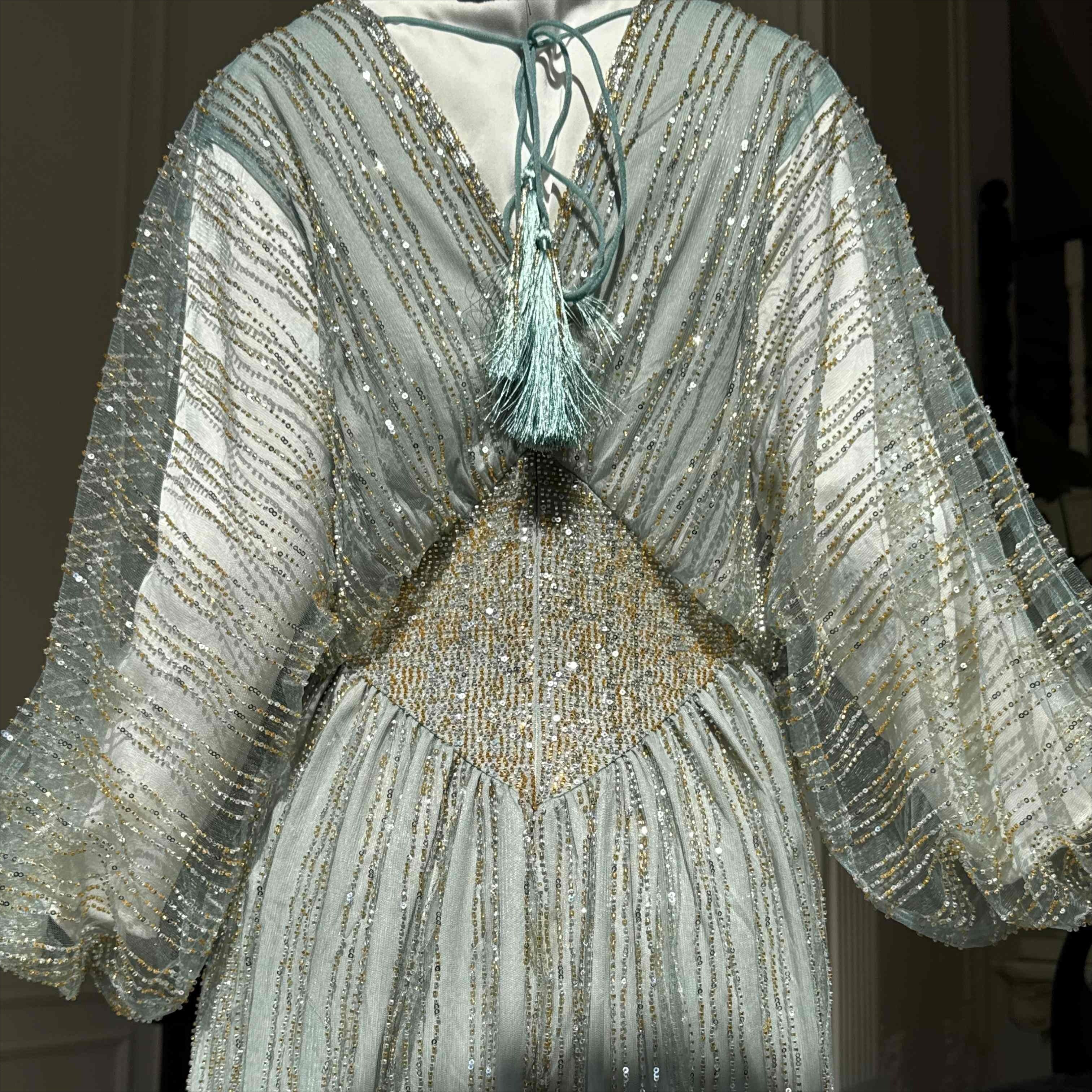 Crystal-Embellished Elegant Abaya with Defined Waist Silhouette(MA391)