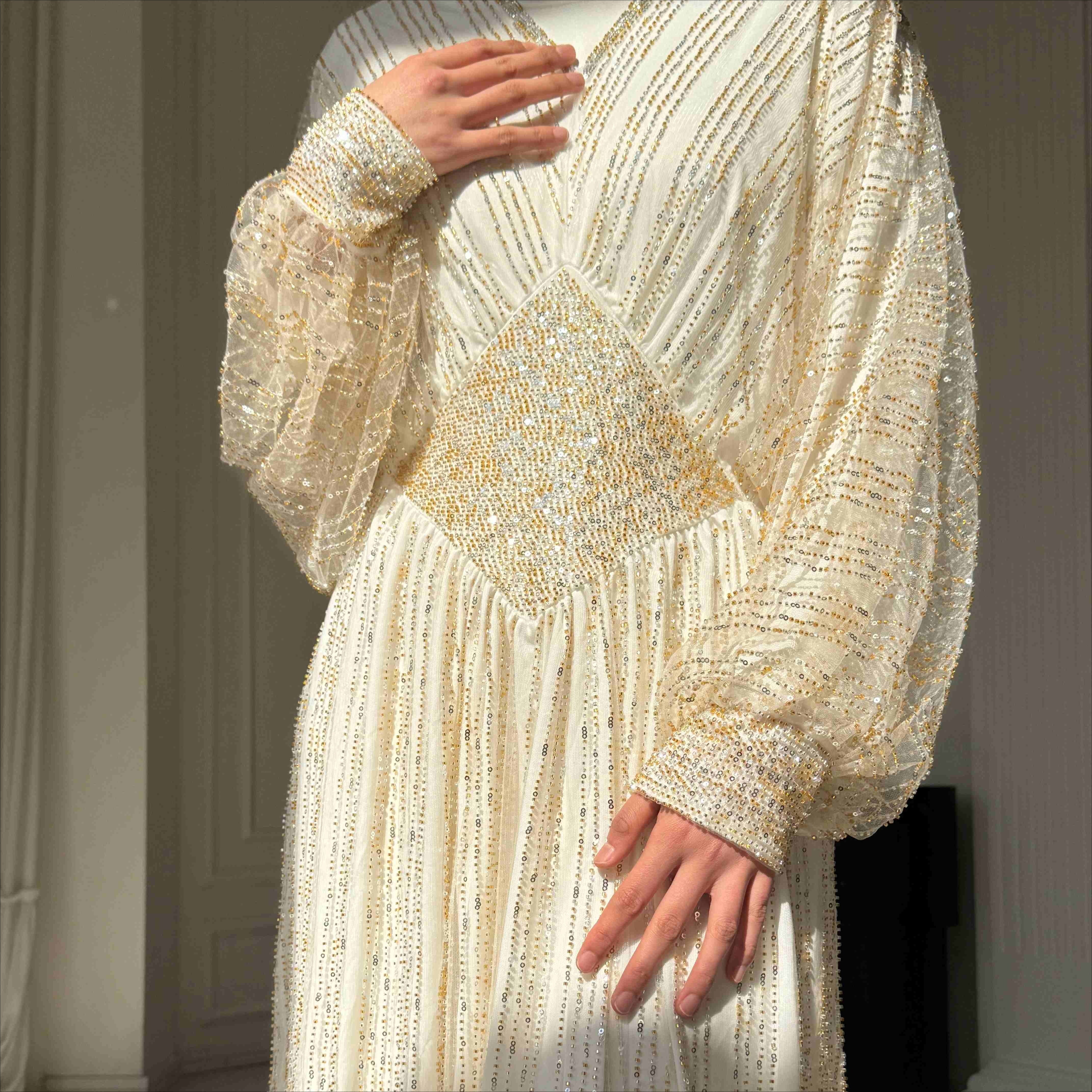 Crystal-Embellished Elegant Abaya with Defined Waist Silhouette(MA391)