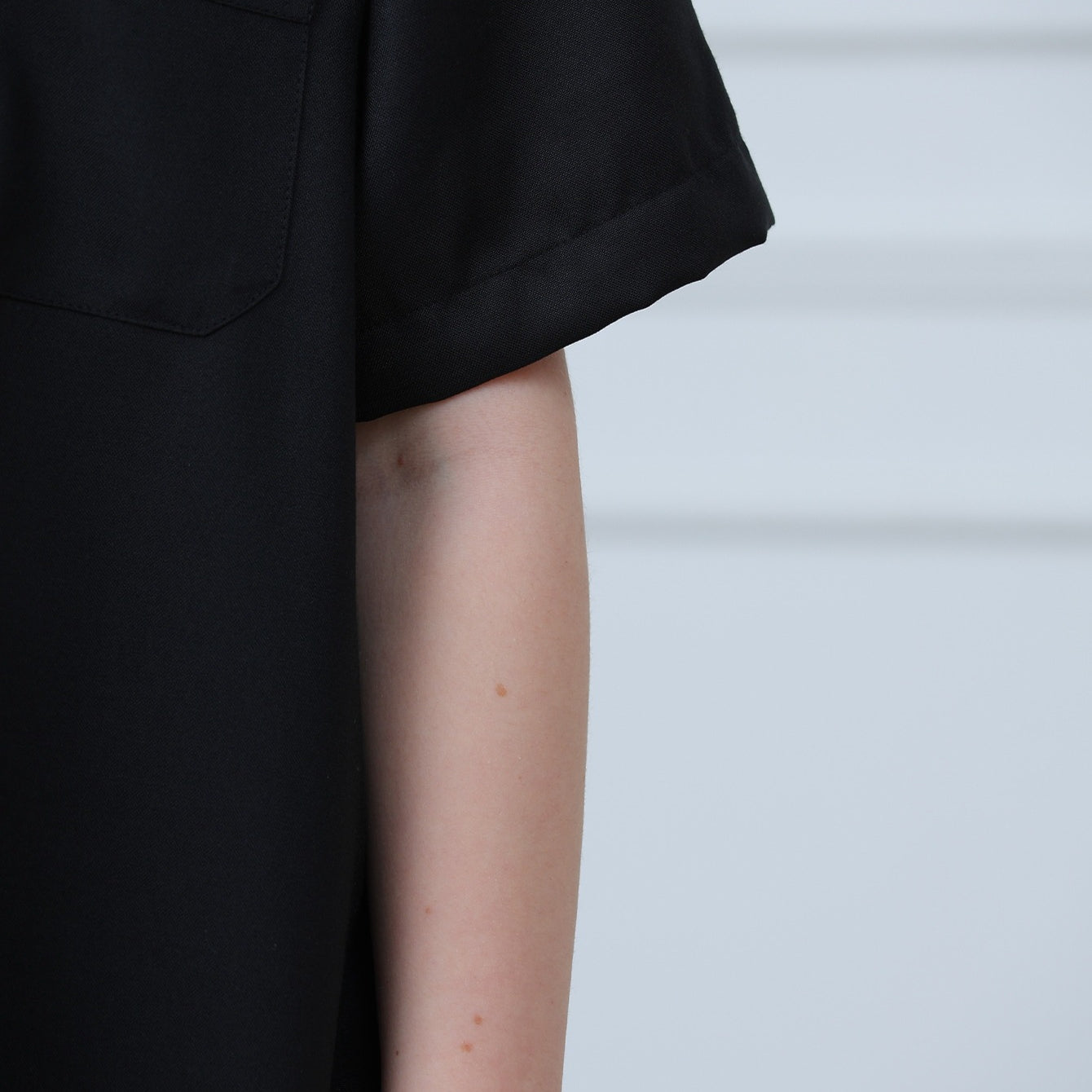 Boys Black Short Sleeve Embroidered Thobe with Pockets(MKB019)