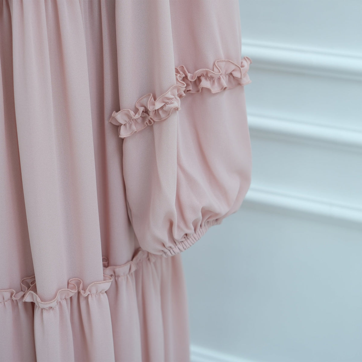 Flowing layered skirt panels of the double-layer cake skirt modest dress