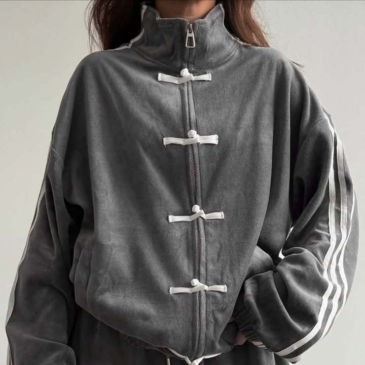 Cuff and stripe detail on the long-sleeve tracksuit jacket