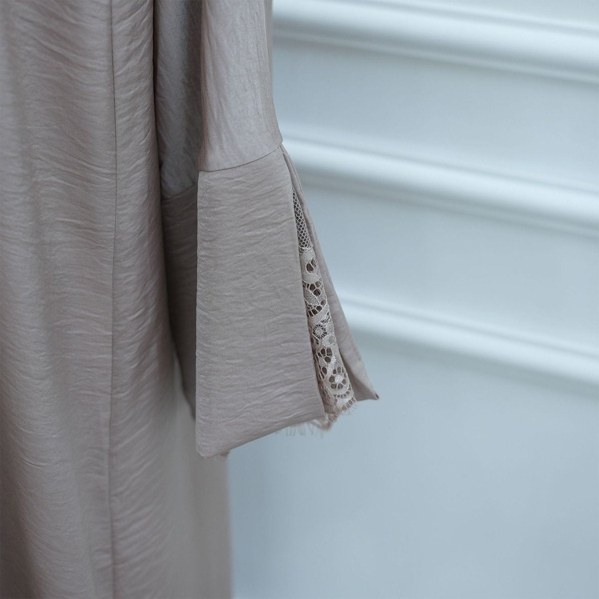 Second colour option of belted crinkle open abaya