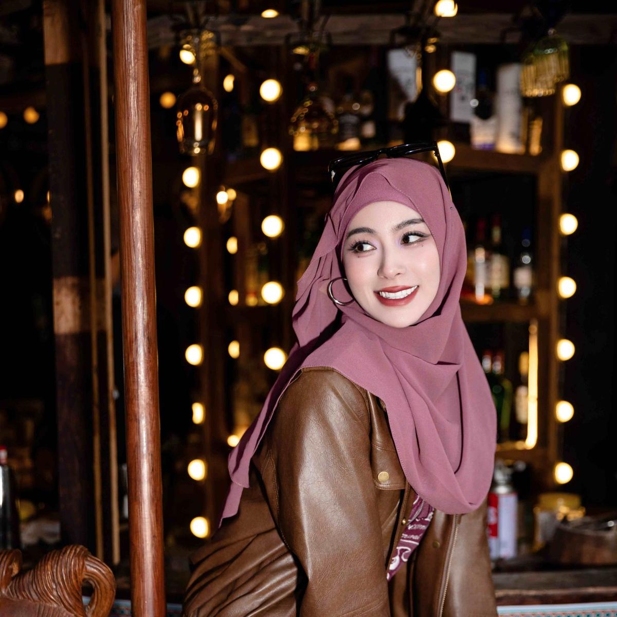 Muslim Elegant Chiffon Wrap Hijab Set with Matching Big Earrings & Pearl Earrings. (MH119) - Mariam's Collection